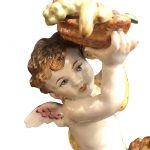 Coppia di statuette in porcellana di angeli su un corrim…