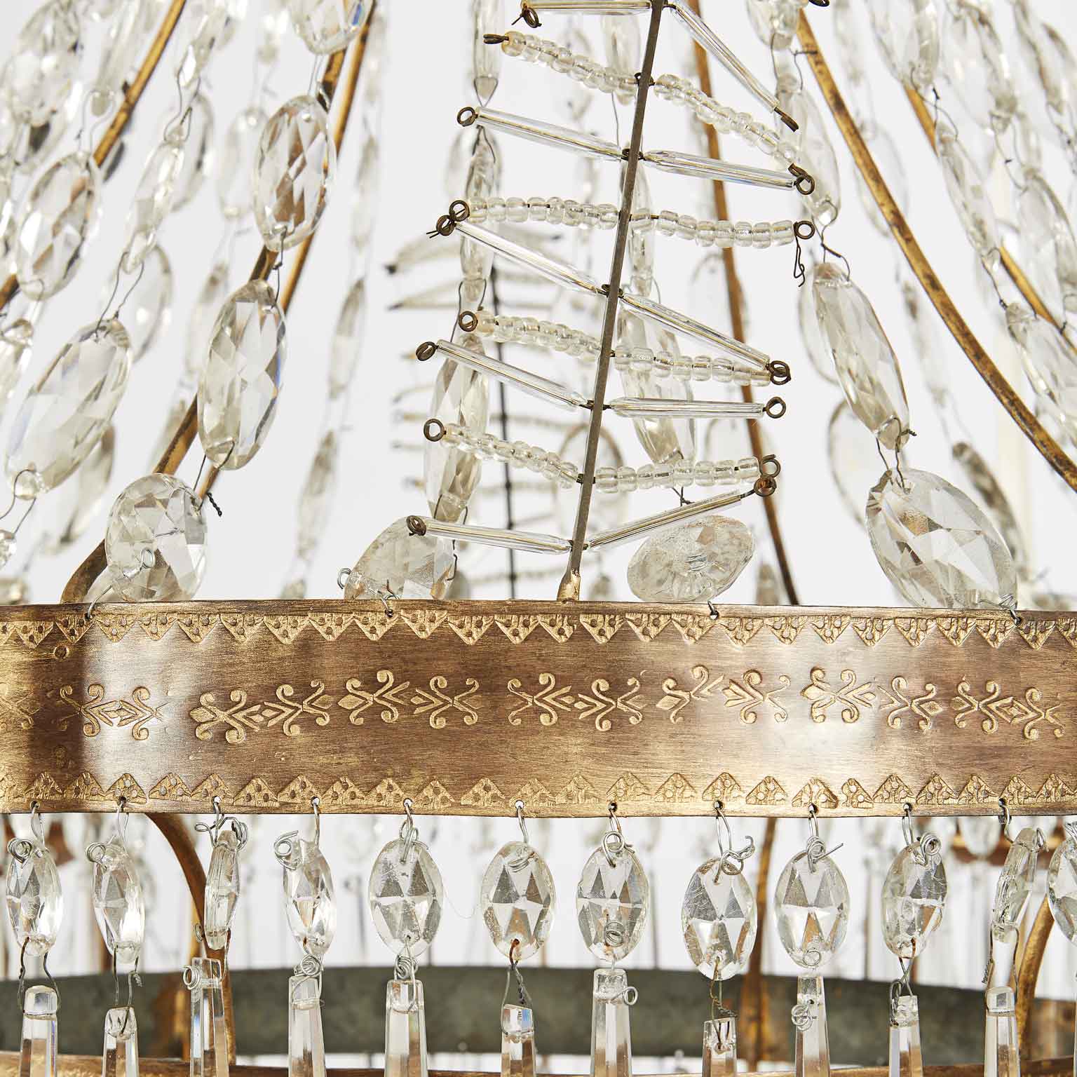 Antico lampadario impero a mongolfiera in ferro dorato e cristalli , 8  Candele